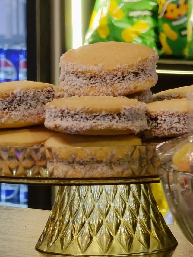 Alfajores de maicena y golosinas en la barra