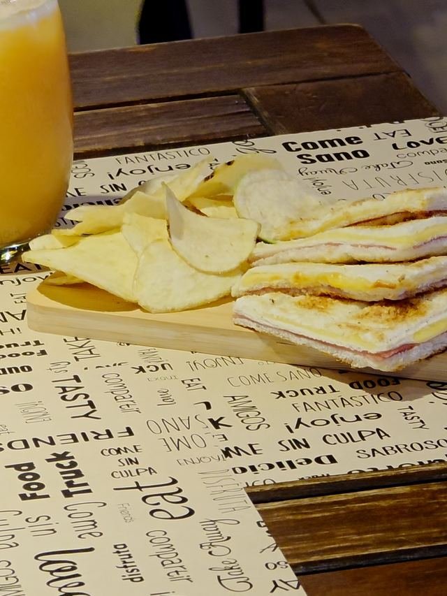 Jugo de naranja exprimido y tostado en una mesa del salón