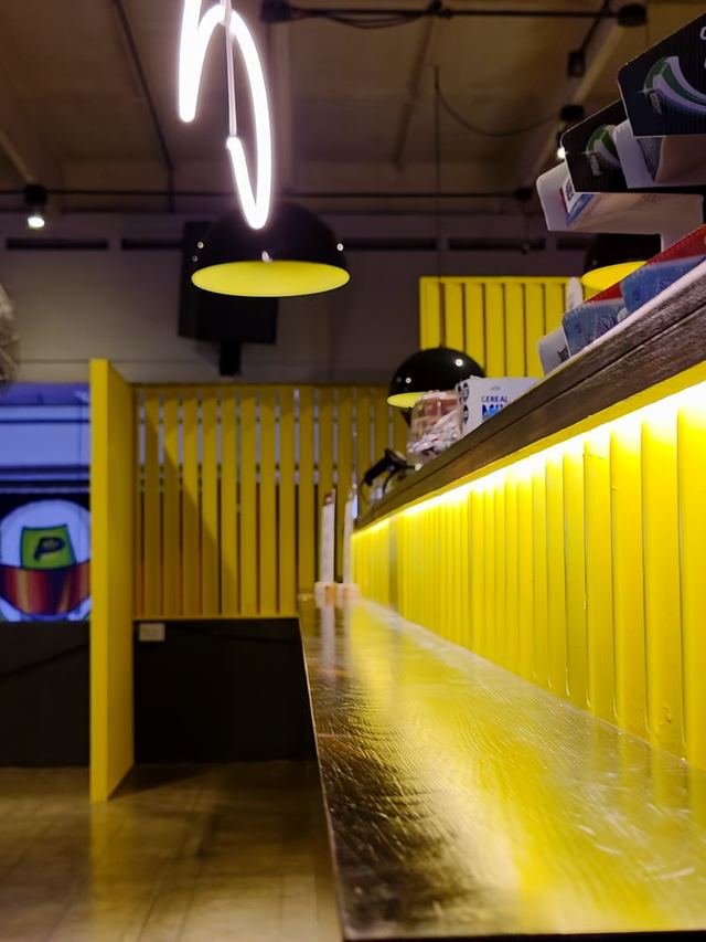 La barra amarilla de la cafetería con la lámpara de neón