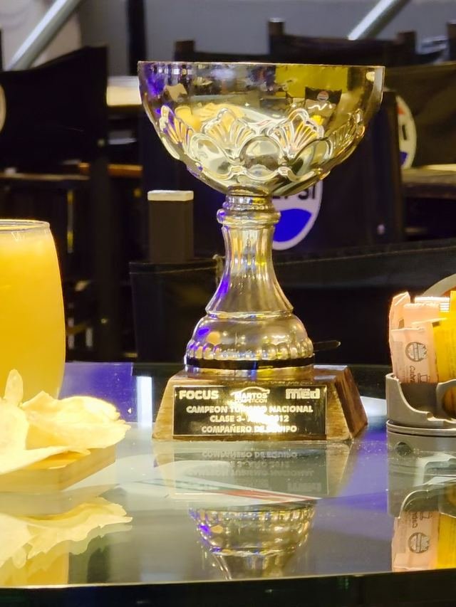 Jugo, tostado y una copa de carreras sobre la mesa