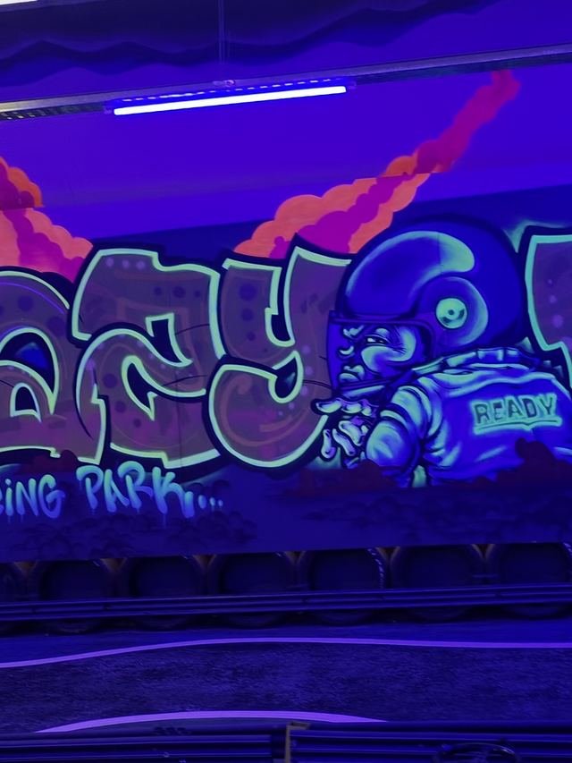 El grafiti Crazy Kart en la pared de la pista