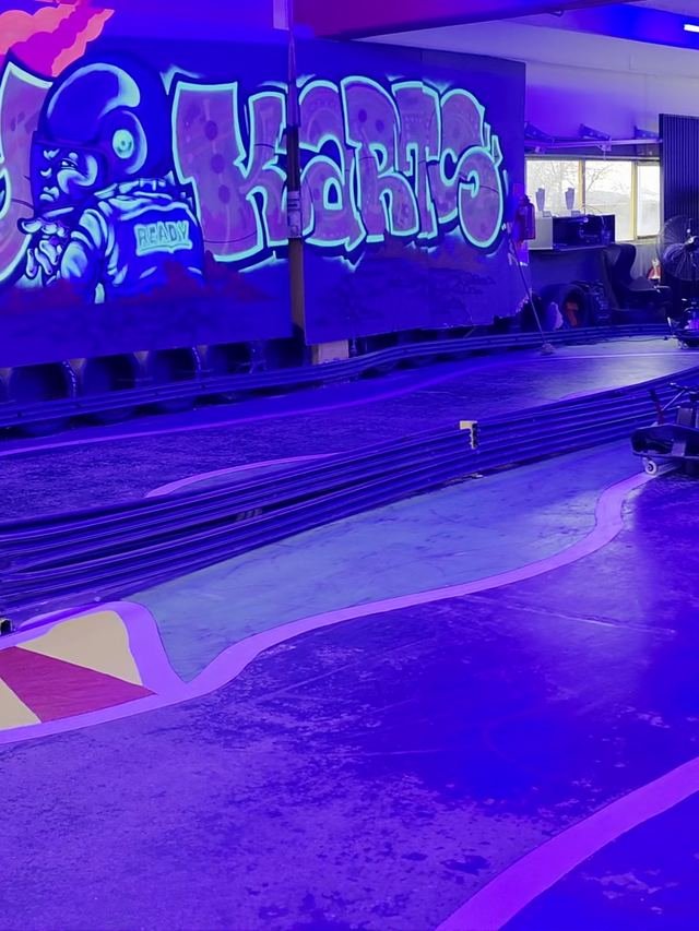 La pista del Crazy Cart con el logo del parque pintado en el piso