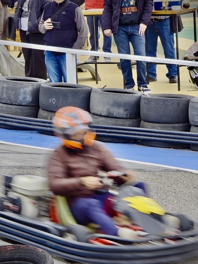 Kart pasando frente a la tribuna