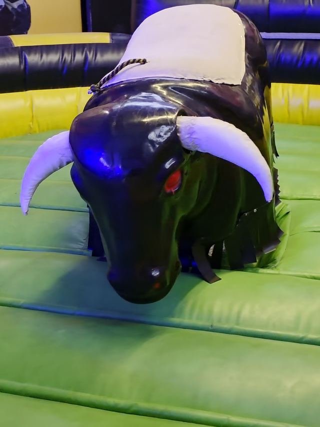 El toro mecánico sobre la colchoneta