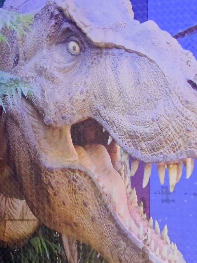 El dinosaurio de la entrada del Cine Adventure