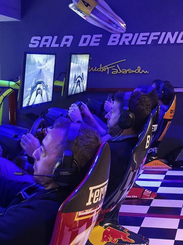 Sala de briefing con los simuladores encendidos antes de largar