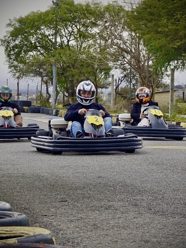 Karts entrando en fila a la curva durante el evento