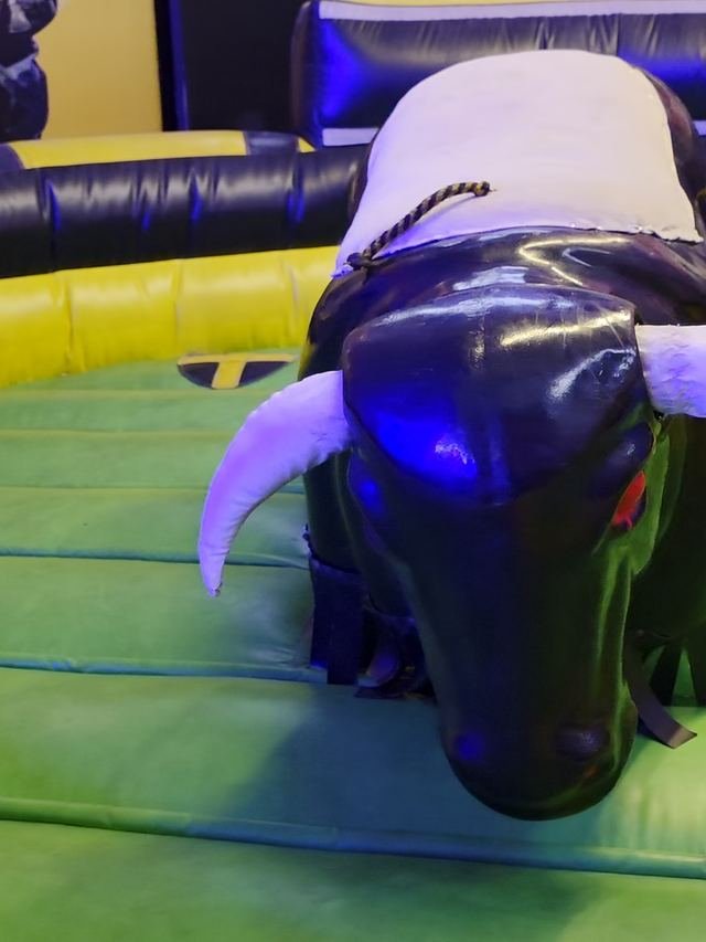 El toro mecánico de frente sobre la colchoneta inflable