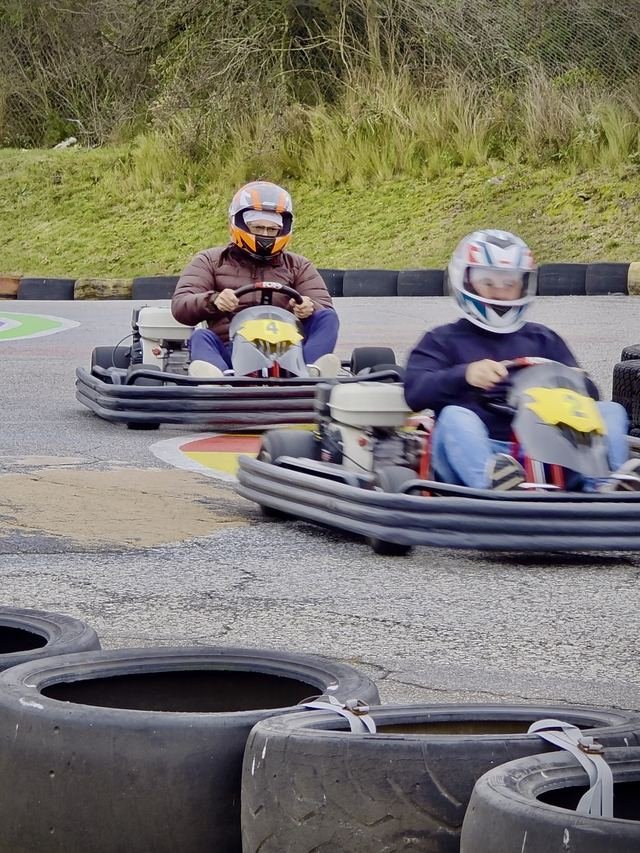 Dos karts saliendo de la curva entre los neumáticos