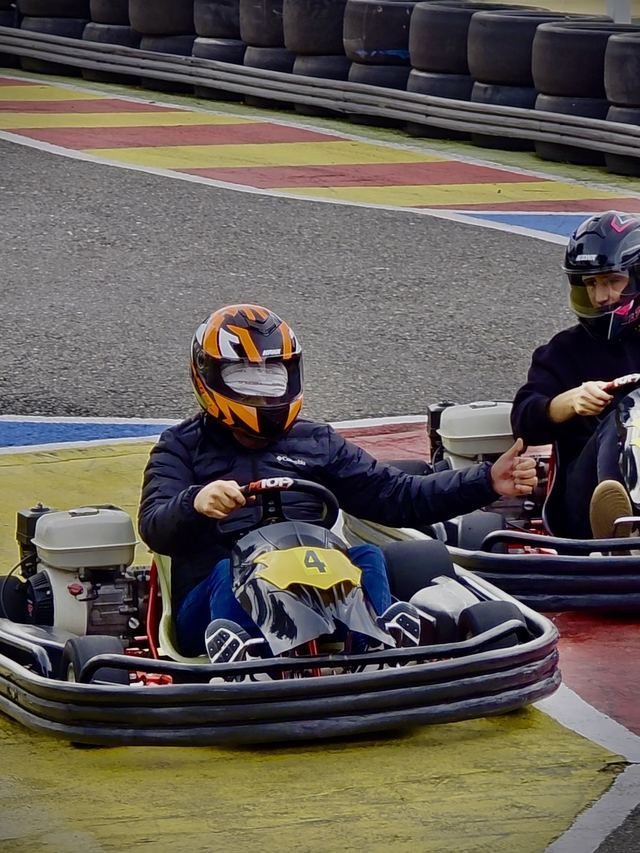 Piloto con casco tomando la curva de la pista