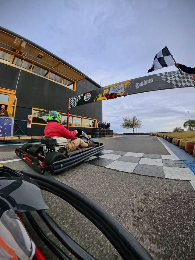Kart en la recta, con la grúa y el edificio del parque de fondo
