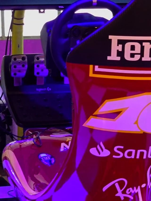 La butaca del simulador con la librea de Ferrari