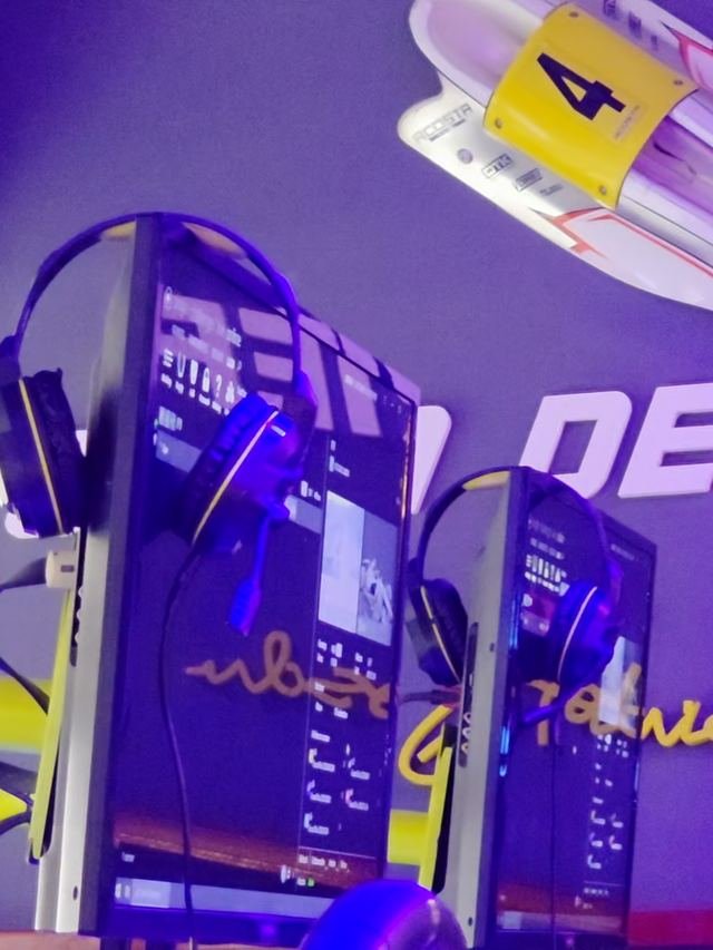 Pantallas y auriculares de los puestos de simulación