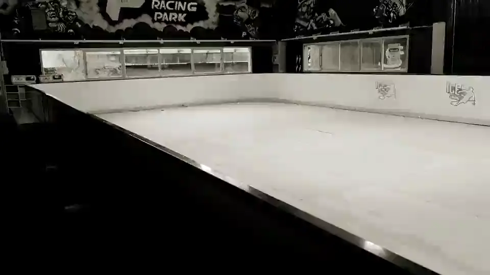 La pista de eco patinaje con las vallas y los murales del salón